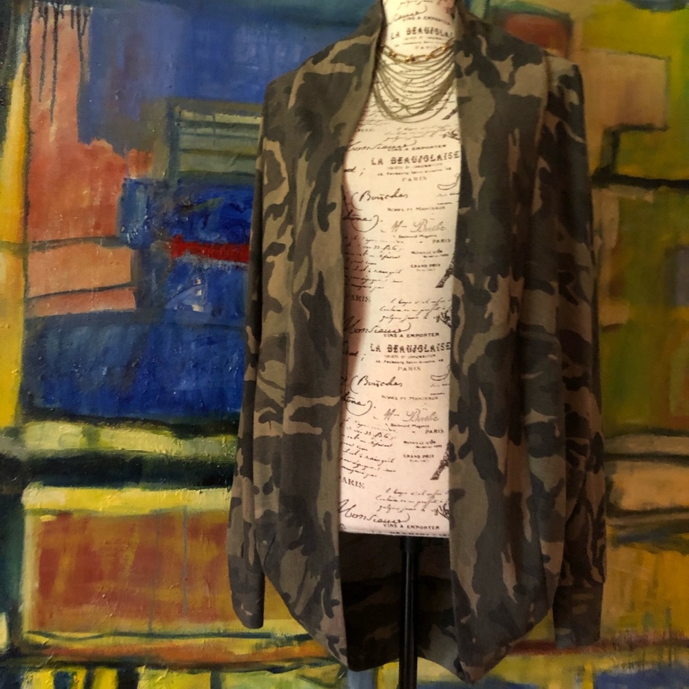 Wanna B camouflage cardigan size Medium